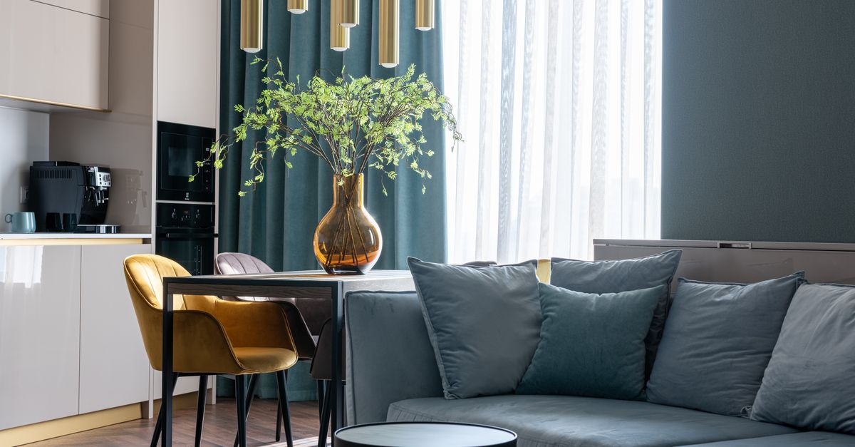 Séjour d'un appartement meublé moderne avec coin repas