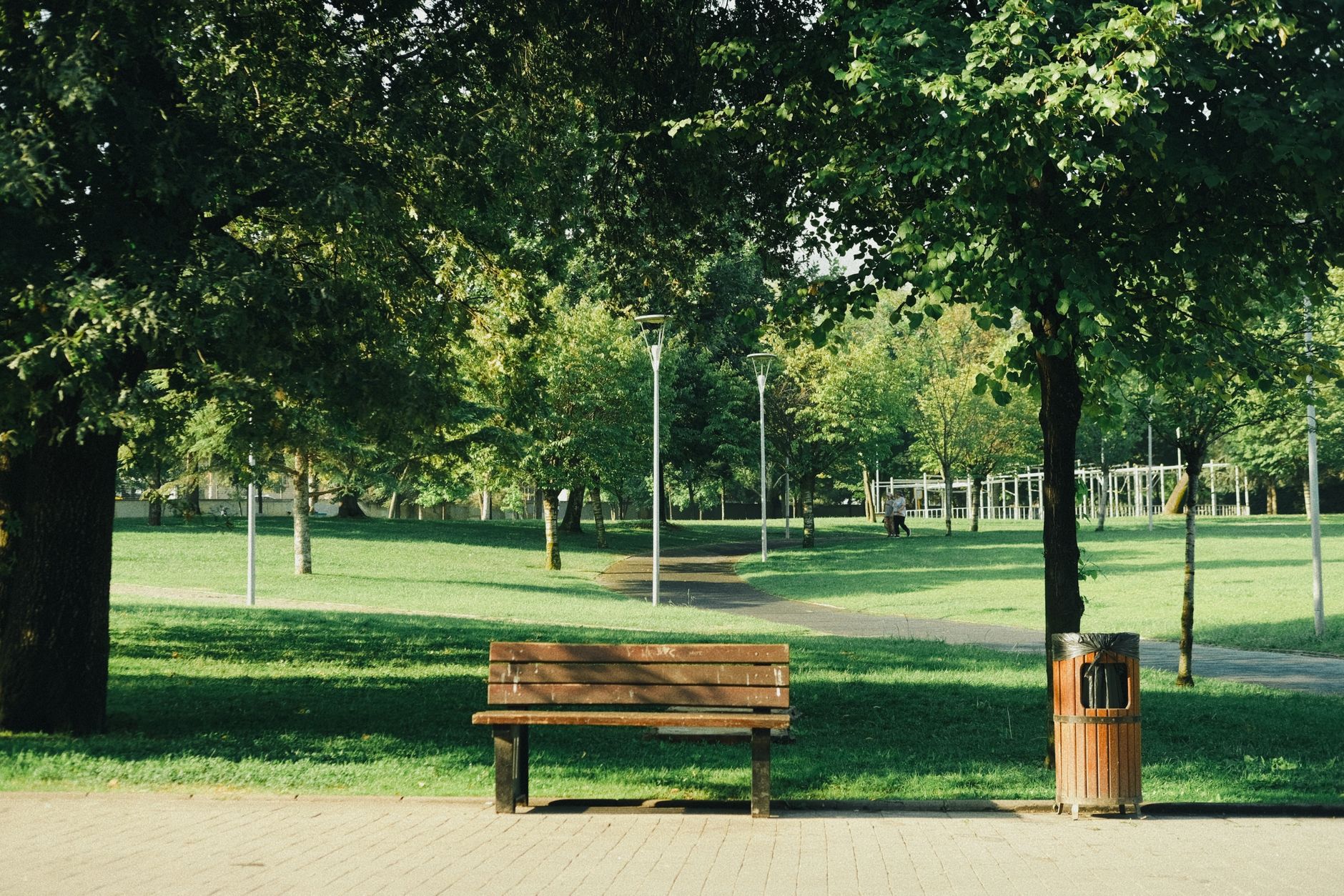 Espace vert et banc public